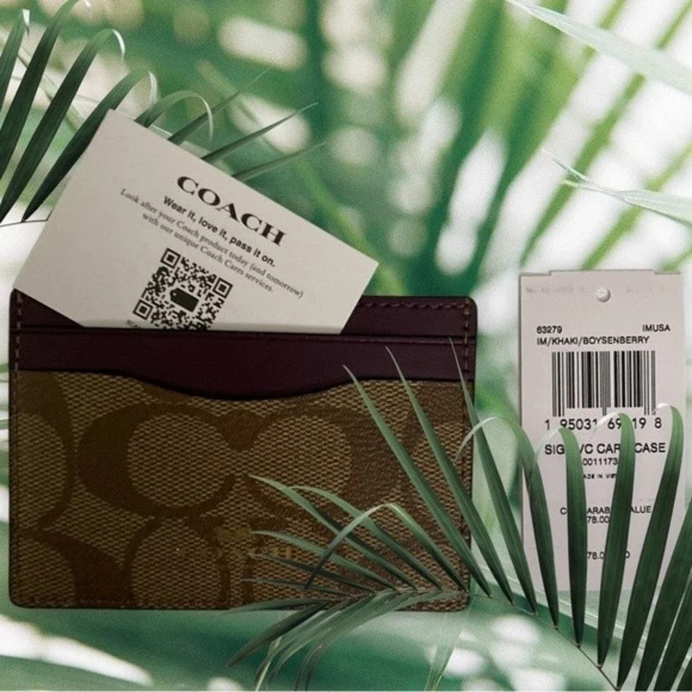 COACH - Signature Logo Card Case - Brown NWT‎ Measurements: 4’ X 3’inches